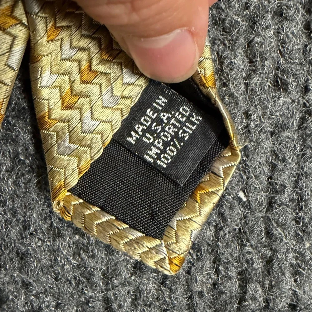Geoffrey Beene Mens Silk Necktie Gold Silver Geometric Chevron Pattern BTOS0794